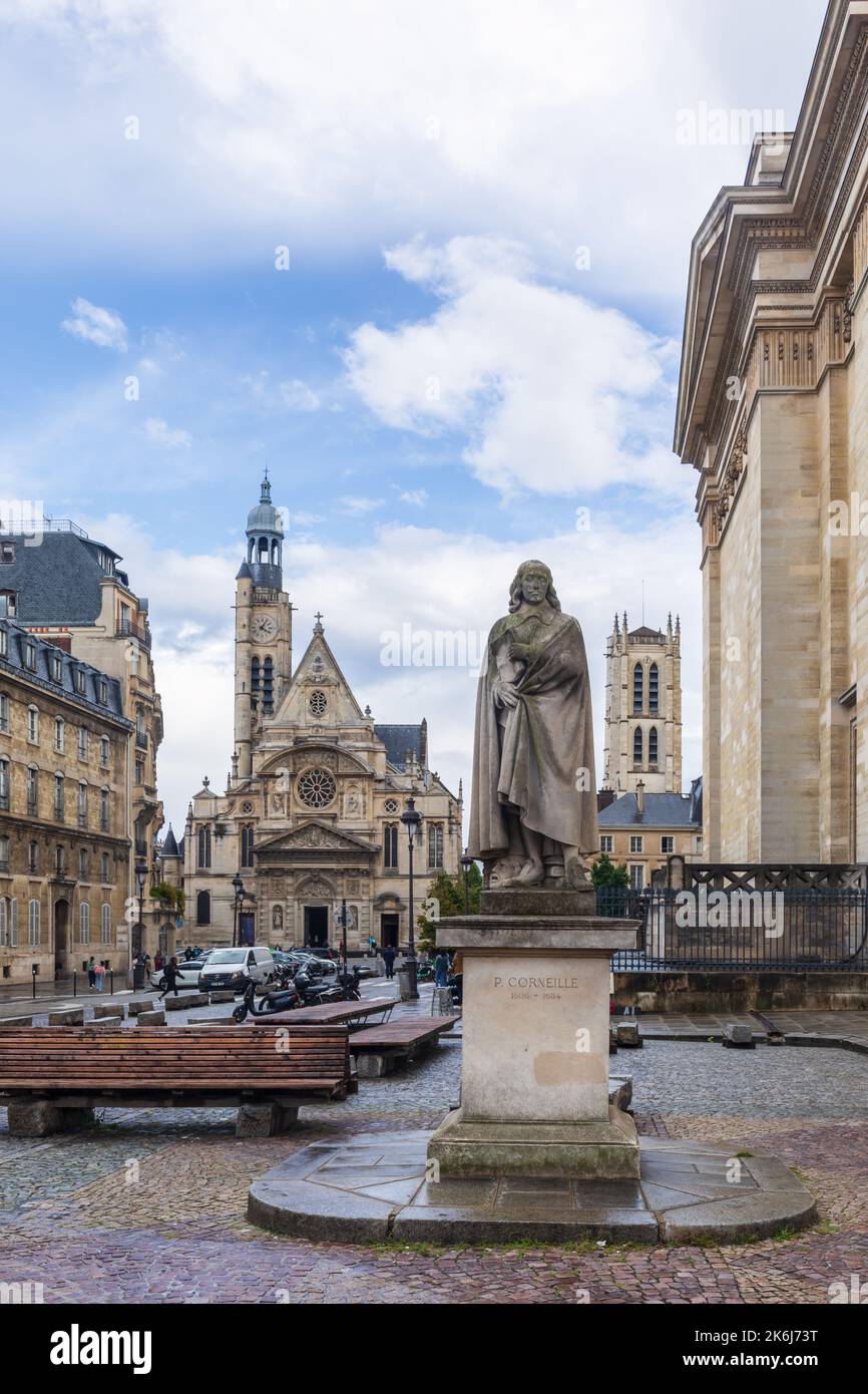 Statua Pierre Corneille 1606 - 1684 drammaturgo francese con Église Saint Etienne du Mont sullo sfondo. Pantheon Square, Parigi, Francia, Europa Foto Stock