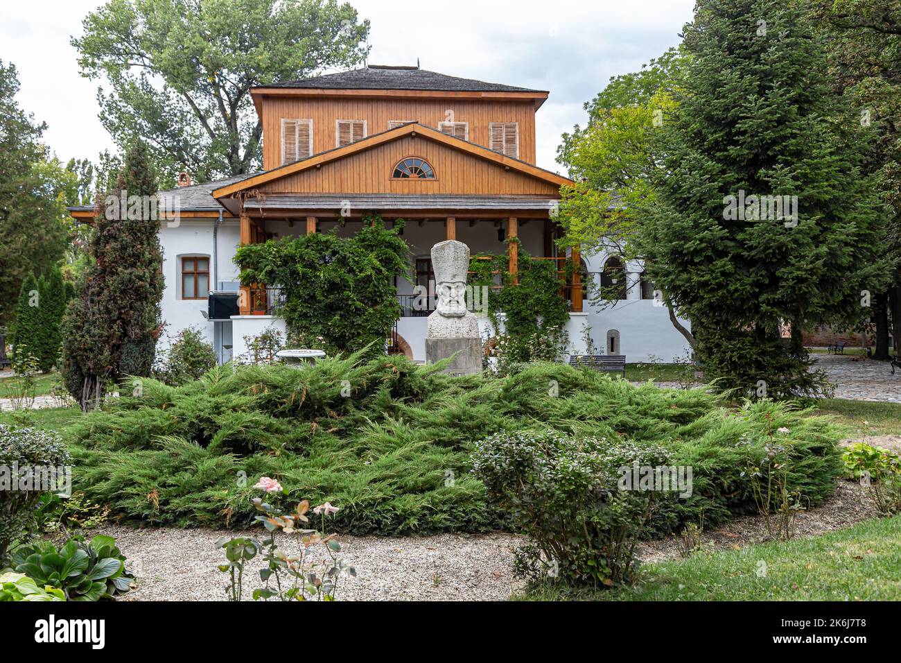 GOLESTI, ROMANIA - 30 SETTEMBRE 2020: Il museo Golesti e la statua di Dinicu Golescu, un grande scrittore rumeno, il 30 settembre 2020 a Golesti Foto Stock