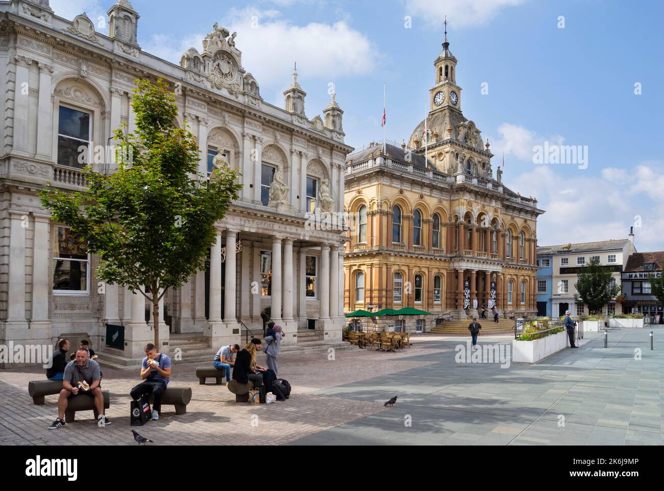 Ipswich Town Hall e Corn Exchange Ipswich accanto al bar botanico e ristorante Ipswich Suffolk Inghilterra UK GB Europa Foto Stock