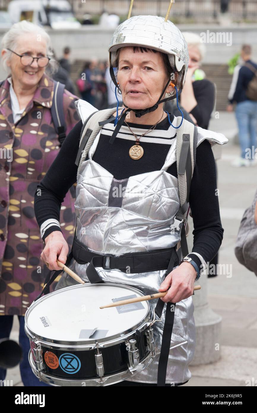 Londra, Regno Unito, 14 ottobre 2022: Extinction Rebellion ha iniziato un Festival della resistenza con un rally a Trafalgar Square, poi ha marciato verso Whitehall fino a Downing Street, dove hanno simbolicamente bruciato bollette energetiche. Lo slogan della protesta era "non possiamo permetterci questo”, riferendosi sia alle bollette energetiche nel costo della crisi vivente che alla crisi climatica causata dalla combustione di combustibili fossili. Anna Watson/Alamy Live News Foto Stock