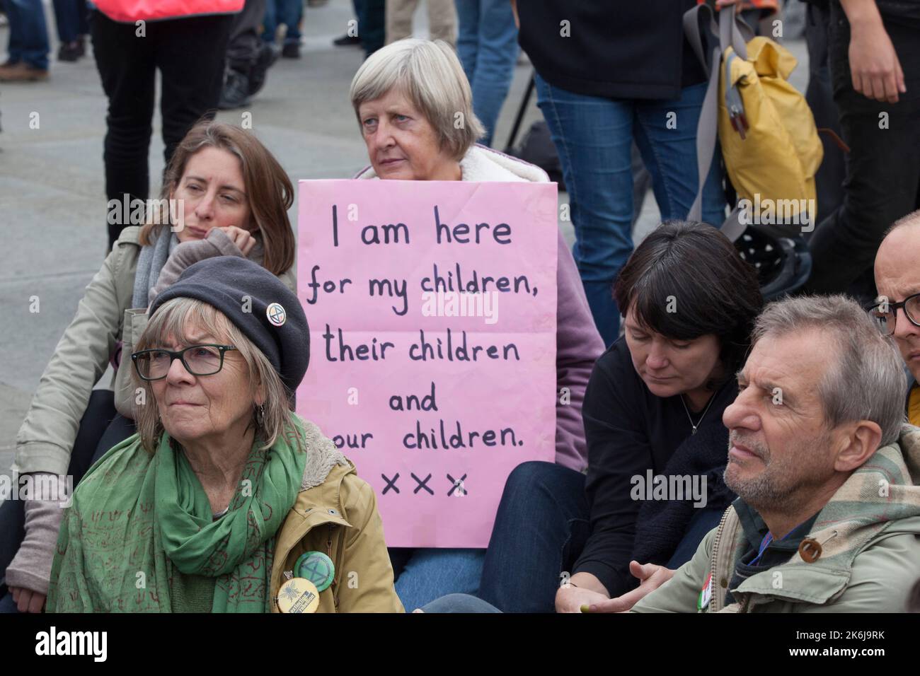 Londra, Regno Unito, 14 ottobre 2022: Extinction Rebellion ha iniziato un Festival della resistenza con un rally a Trafalgar Square, poi ha marciato verso Whitehall fino a Downing Street, dove hanno simbolicamente bruciato bollette energetiche. Lo slogan della protesta era "non possiamo permetterci questo”, riferendosi sia alle bollette energetiche nel costo della crisi vivente che alla crisi climatica causata dalla combustione di combustibili fossili. Anna Watson/Alamy Live News Foto Stock