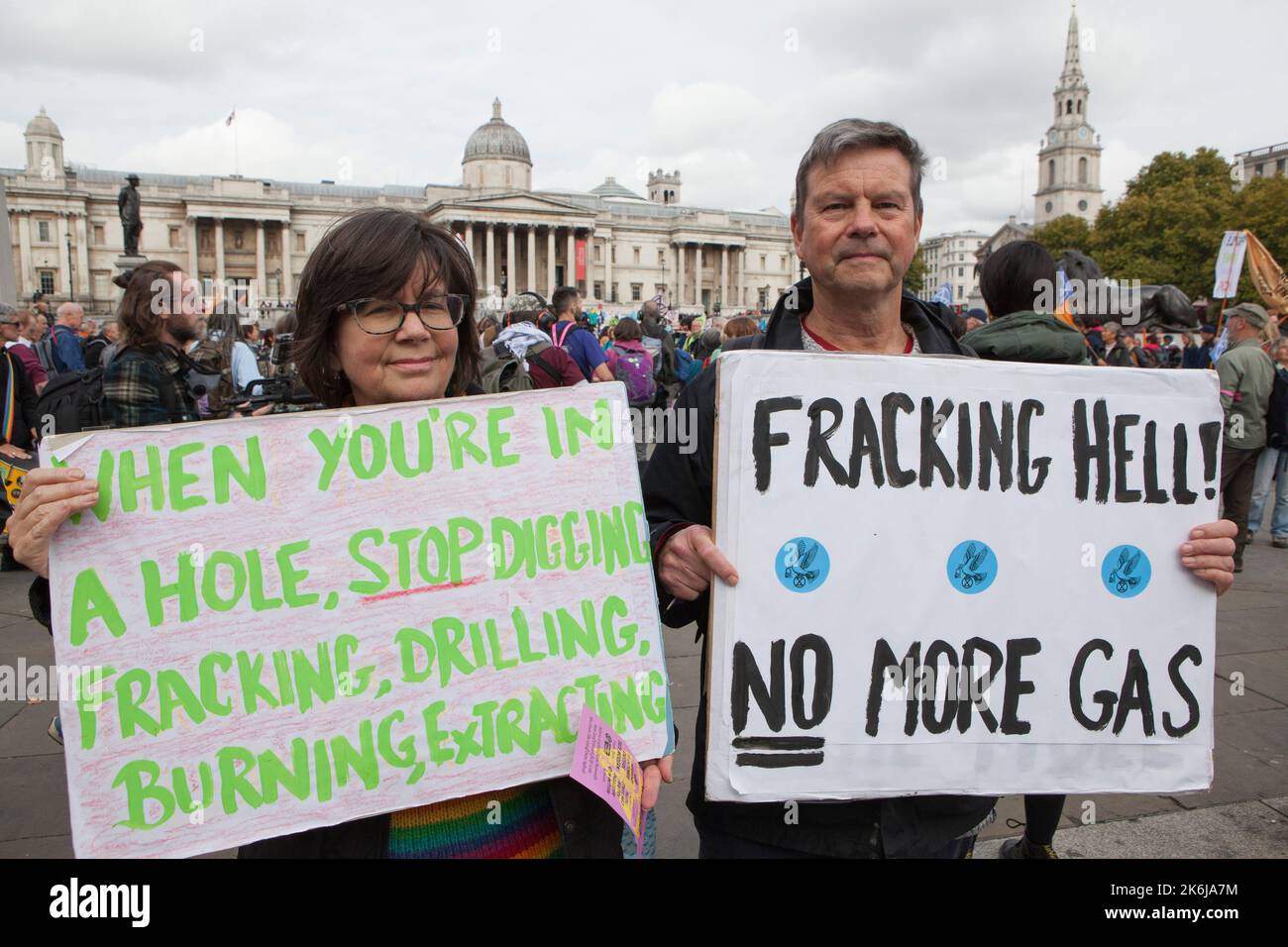 Londra, Regno Unito, 14 ottobre 2022: Extinction Rebellion ha iniziato un Festival della resistenza con un rally a Trafalgar Square, poi ha marciato verso Whitehall fino a Downing Street, dove hanno simbolicamente bruciato bollette energetiche. Lo slogan della protesta era "non possiamo permetterci questo”, riferendosi sia alle bollette energetiche nel costo della crisi vivente che alla crisi climatica causata dalla combustione di combustibili fossili. Anna Watson/Alamy Live News Foto Stock