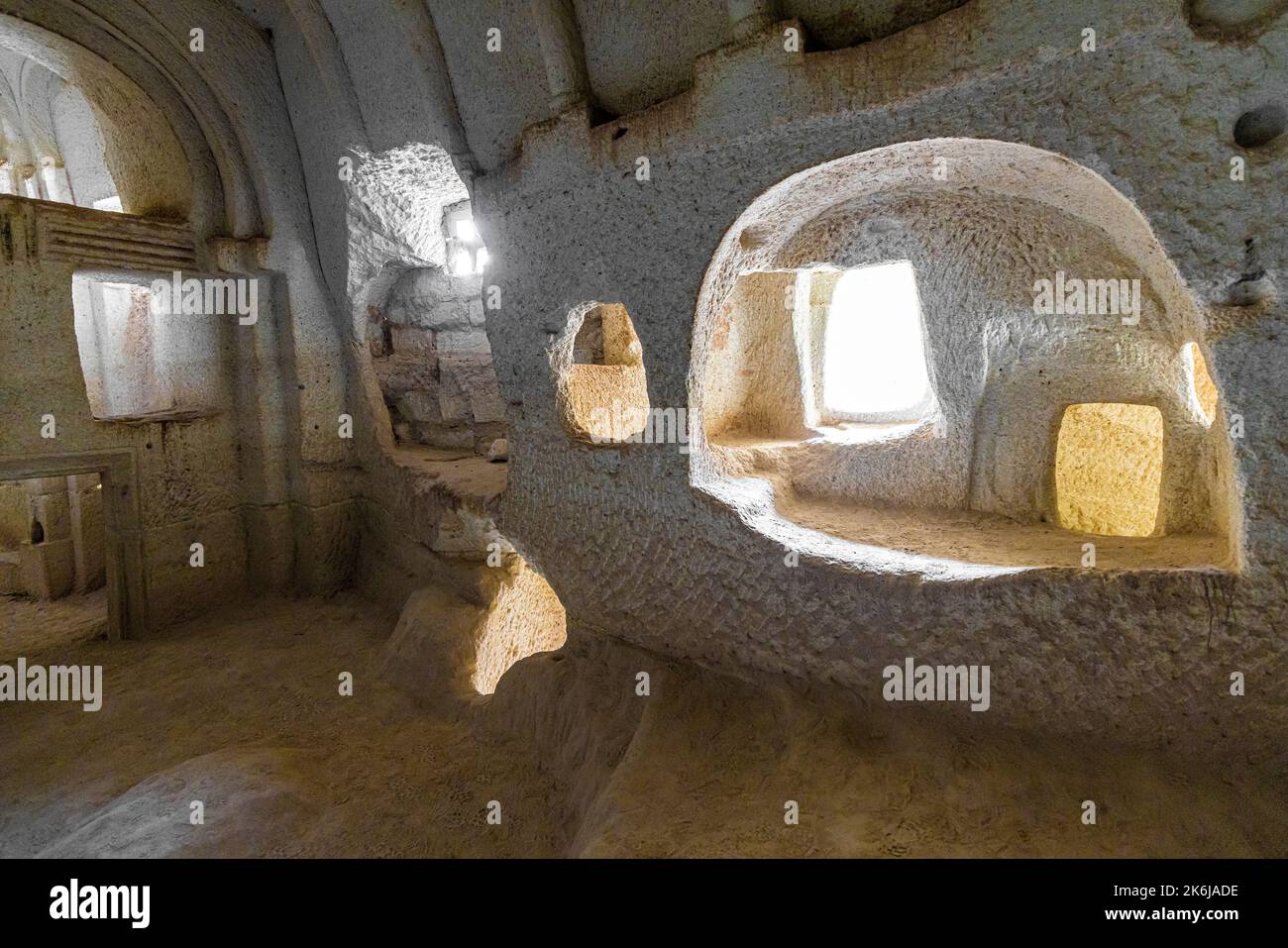 interno di una chiesa scavata nella roccia nella valle rossa. Turchia. Foto Stock