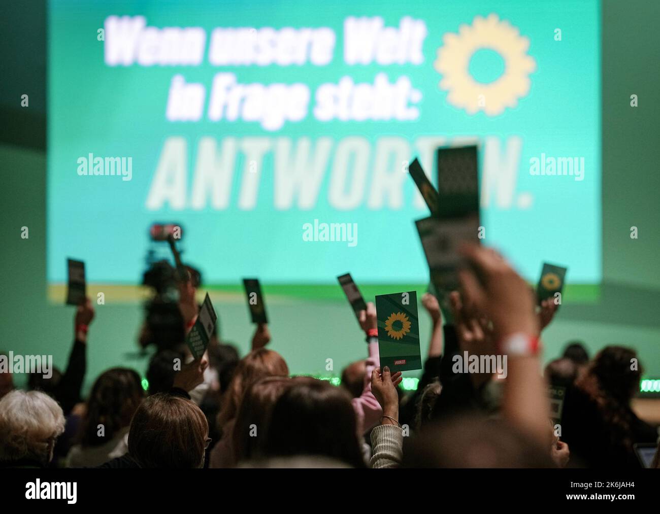 Bonn, Germania. 14th Ott 2022. I delegati votano le mozioni alla convenzione nazionale del Partito Verde. Credit: Kay Nietfeld/dpa/Alamy Live News Foto Stock