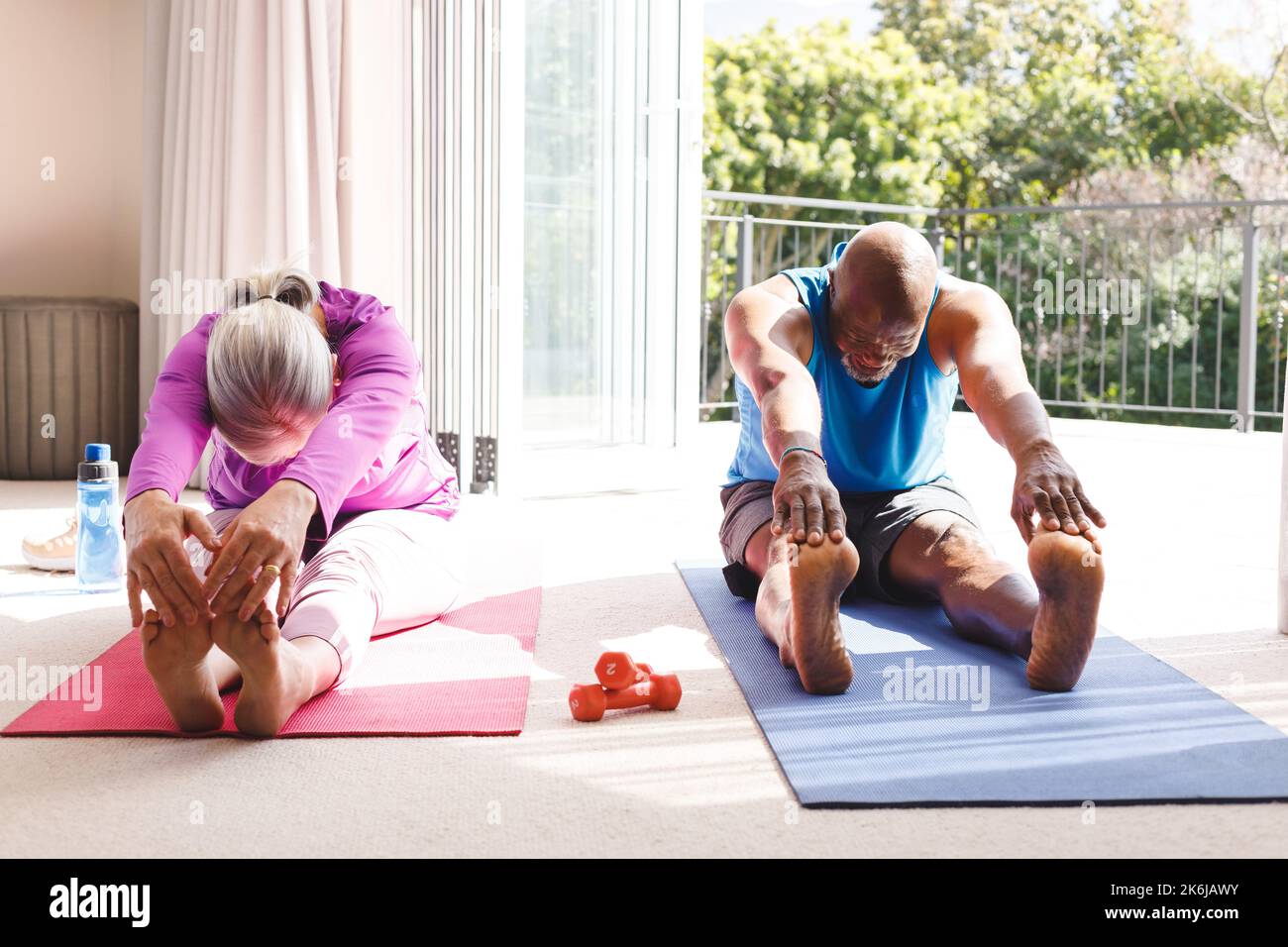 Felice coppia anziana diversa pratica yoga e stretching Foto Stock