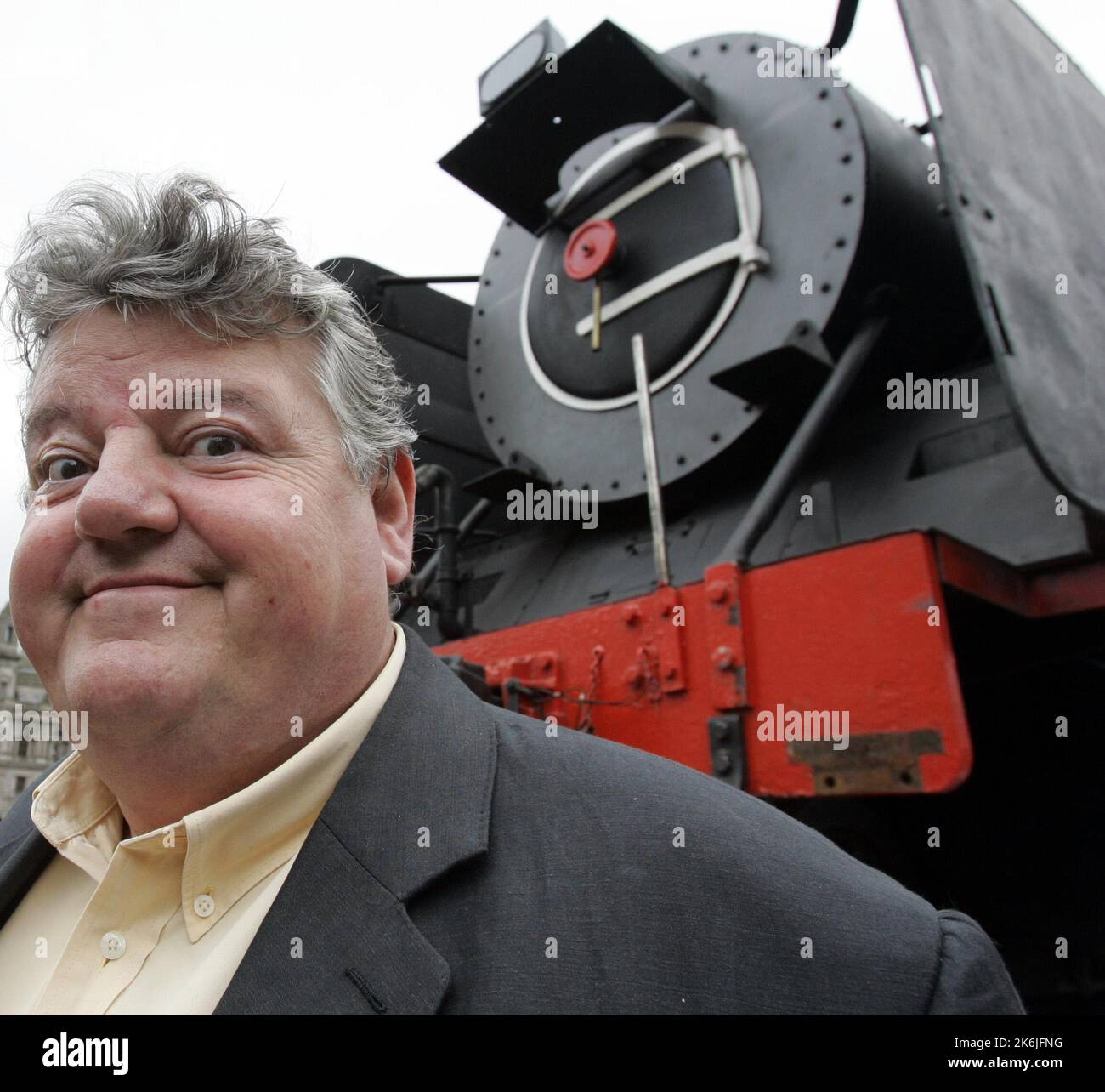 Foto del file datata 24/08/2007 di Robbie Coltrane al ritorno di uno storico motore scozzese a vapore alla città di Glasgow dopo 60 anni in Sudafrica. L'attore di Harry Potter e Cracker è morto all'età di 72 anni, il suo agente ha detto. Data di emissione: Venerdì 14 ottobre 2022. Foto Stock