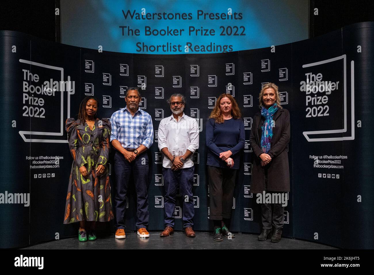 Londra, Regno Unito. 14 ottobre 2022. (Da L a R) NoViolet Bulawayo, Percival Everett, Shehan Karunatilaka, Claire Keegan ed Elizabeth Strout ad una fotocall per cinque* dei sei autori selezionati per il Premio Booker 2022, al Teatro Shaw di King’s Cross, prima che il vincitore venga annunciato il 17 ottobre. *Alan Garner non partecipò. Credit: Stephen Chung / EMPICS / Alamy Live News Foto Stock