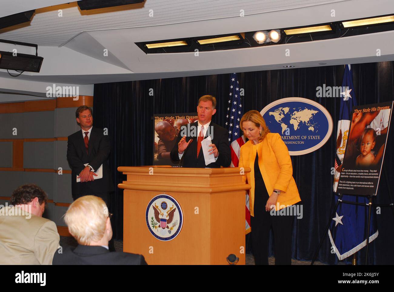 Briefing stampa, relativo all'iniziativa internazionale del Presidente per combattere la Kleptocrazia, con le osservazioni del Sottosegretario all'Economia, alle imprese e all'Agricoltura Josette Shiner, del Vice-Procuratore Generale Matthew Friedrich e del Vice-Segretario del Tesoro per il finanziamento del terrorismo Pat o'Brien, tra gli altri funzionari. Foto Stock