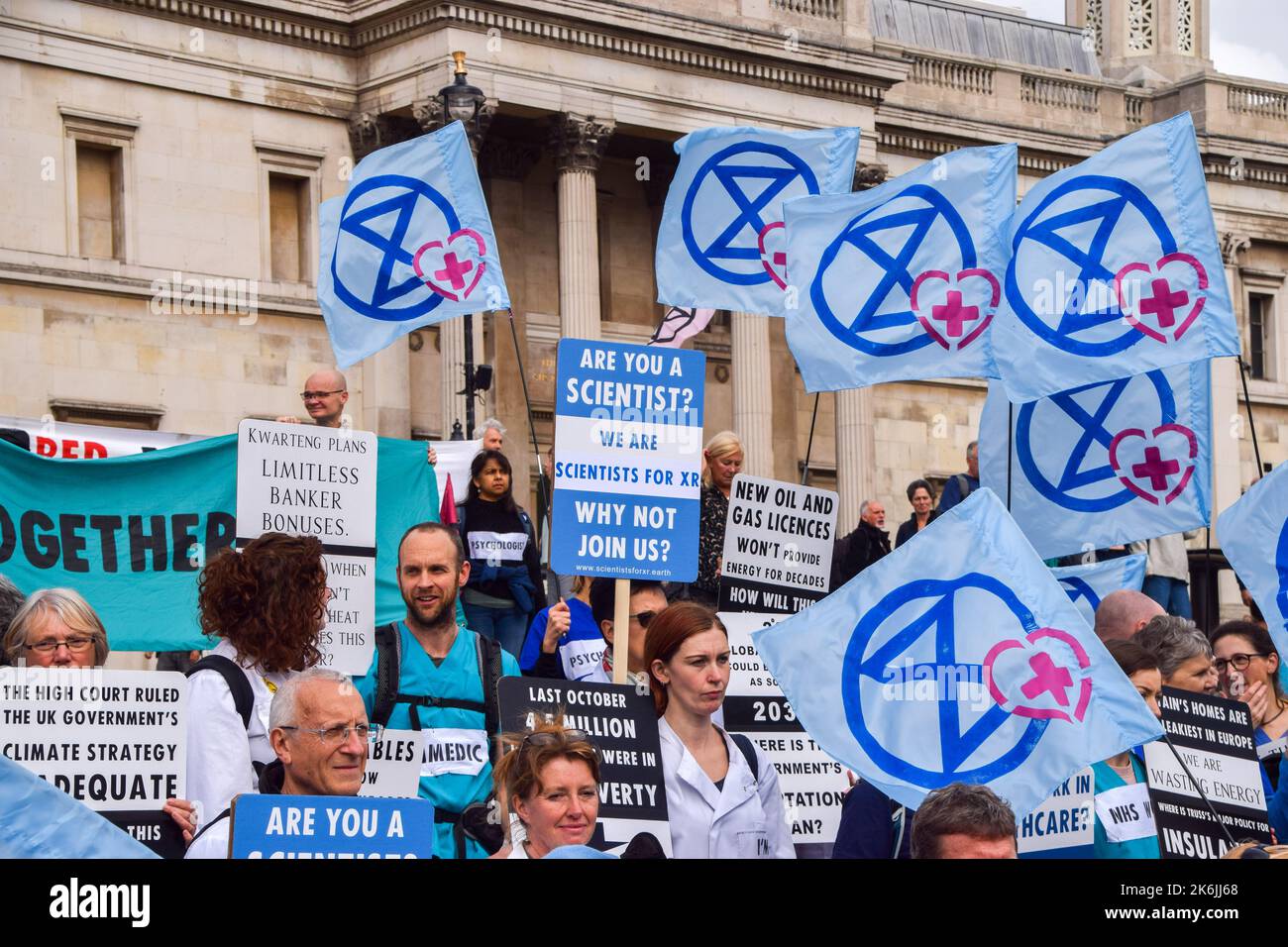 Londra, Inghilterra, Regno Unito. 14th Ott 2022. GLI scienziati E i medici DELLA XR a Trafalgar Square. I manifestanti della ribellione di estinzione si sono riuniti a Westminster chiedendo di intervenire sulla crisi climatica e sulle bollette dell'energia alle stelle. (Credit Image: © Vuk Valcic/ZUMA Press Wire) Foto Stock