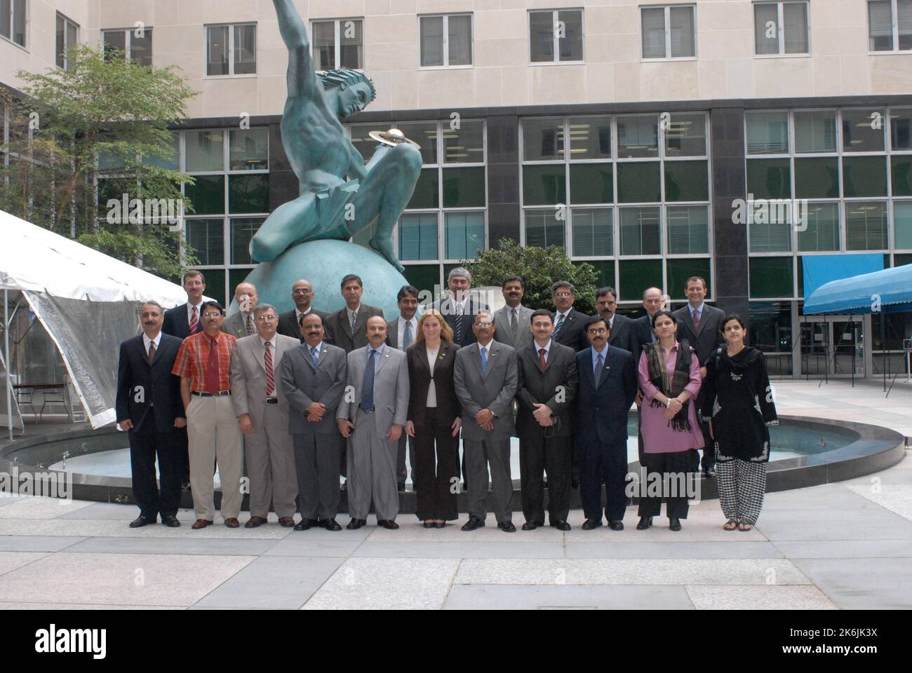 Delegazione ufficiale del Pakistan, posta di fronte alla statua dell'Universo in espansione e alla fontana nel cortile meridionale dell'edificio Harry S. Truman Foto Stock