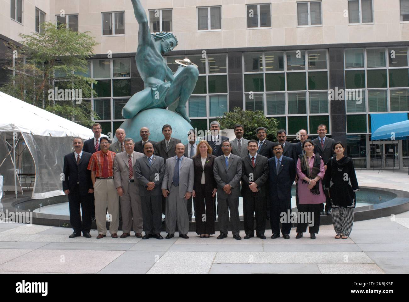 Delegazione ufficiale del Pakistan, posta di fronte alla statua dell'Universo in espansione e alla fontana nel cortile meridionale dell'edificio Harry S. Truman Foto Stock