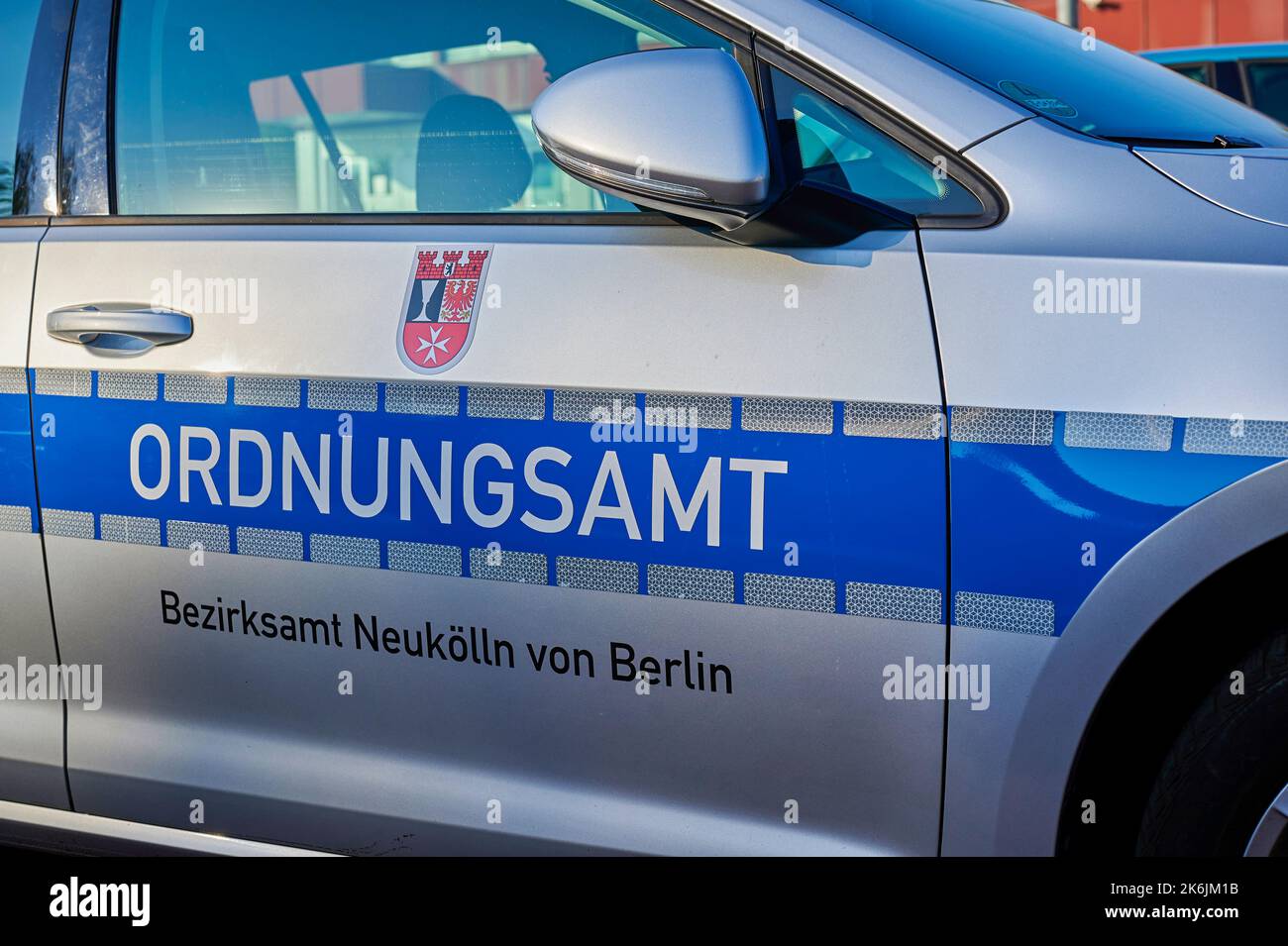 Berlino, Germania - 10 settembre 2021: Vista laterale di un veicolo dell'ufficio dell'ordine pubblico di Berlino. Foto Stock