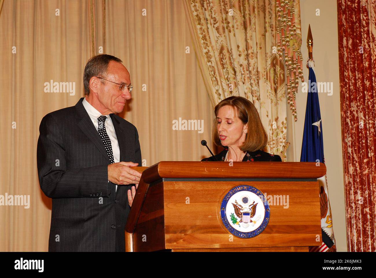 Programma, nella sala Benjamin Franklin, che offre "saluto agli abolizionisti che lavorano per porre fine alla schiavitù moderna". Tra i funzionari che hanno tenuto le loro osservazioni vi sono stati: Il Segretario alla Conferenza Rice; il Sottosegretario alla democrazia e agli Affari globali Paula Dobriansky; l'Ambasciatore in generale e il Direttore dell'Ufficio di Stato per monitorare e combattere il traffico di persone, John Miller; il Congressista della Virginia Frank Wolf; e il Congressista del New Jersey Chris Smith. Foto Stock