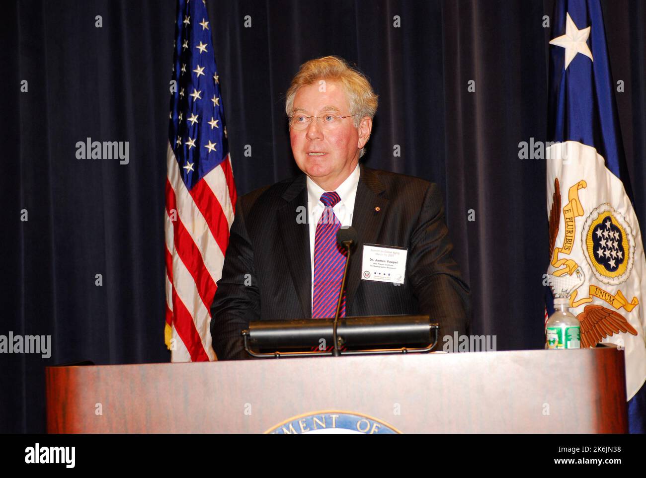 Vertice sull'invecchiamento globale, nell'Auditorium Dean Acheson, dove i partecipanti del governo, delle università e del settore privato hanno discusso gli effetti dell'invecchiamento della popolazione sulla crescita economica, sulla forza lavoro, sul commercio, sulla migrazione, sulle relazioni internazionali; e la sicurezza nazionale. Foto Stock