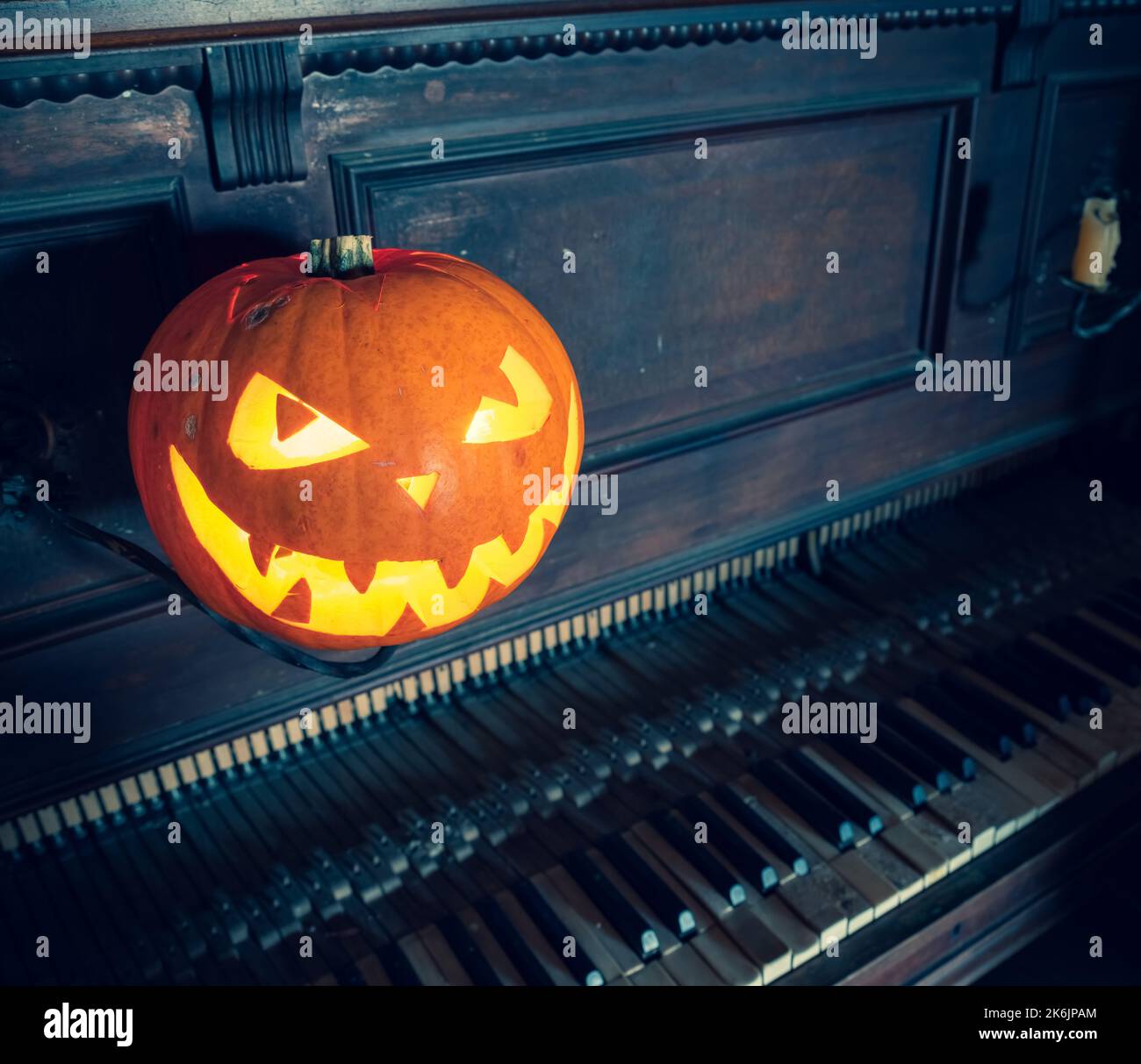 Concetto di Halloween. Lanterna di zucca con faccia spaventosa e candela all'interno. Foto Stock