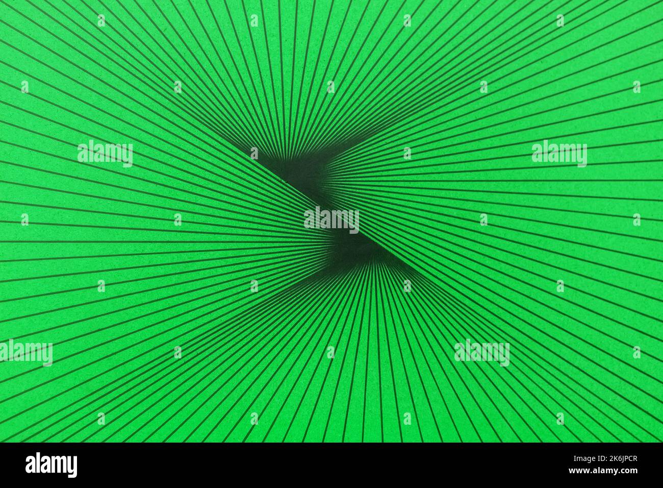 Sfondo astratto realizzato sotto forma di linee convergenti su una superficie verde. Foto Stock