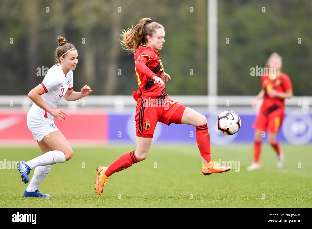 Burton upon Trent, Regno Unito. 12th Apr, 2022. Durante il Campionato UEFA U19, la partita di qualificazione femminile di calcio tra Belgio e Inghilterra si svolge presso il St Georgess Park di Burton upon Trent, Inghilterra. (Sarà Palmer /SPP) Credit: SPP Sport Press Photo. /Alamy Live News Foto Stock