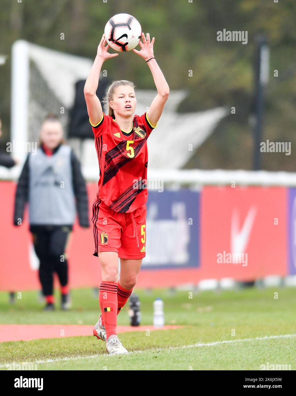 Burton upon Trent, Regno Unito. 12th Apr, 2022. Durante il Campionato UEFA U19, la partita di qualificazione femminile di calcio tra Belgio e Inghilterra si svolge presso il St Georgess Park di Burton upon Trent, Inghilterra. (Sarà Palmer /SPP) Credit: SPP Sport Press Photo. /Alamy Live News Foto Stock