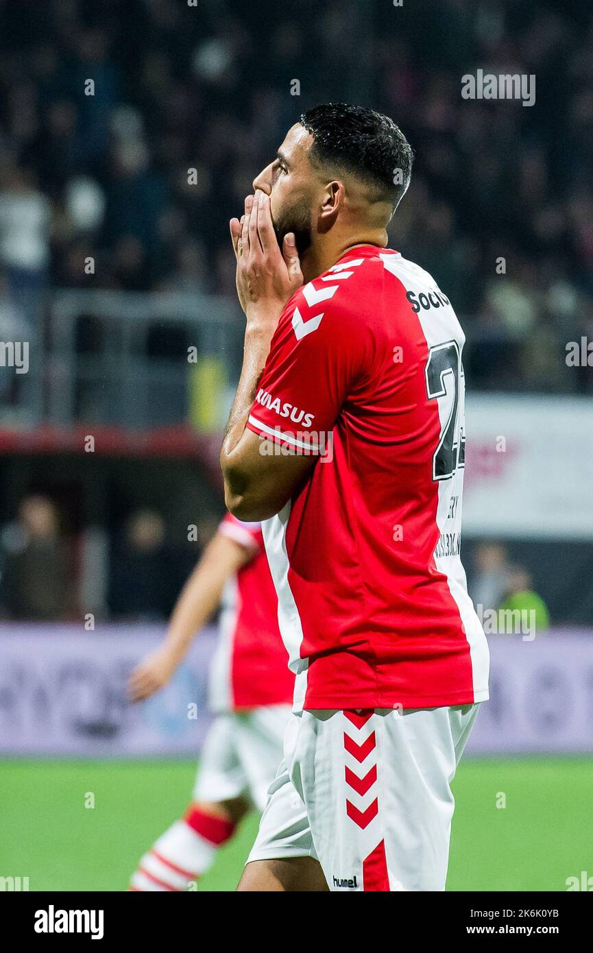 EMMEN - (l) Ahmed El Messaoudi del FC Emmen durante la partita olandese di Eredivie tra FC Emmen e FC Volendam a De Oude Meerdijk il 14 ottobre 2022 a Emmen, Paesi Bassi. LASKER ANP COR Foto Stock