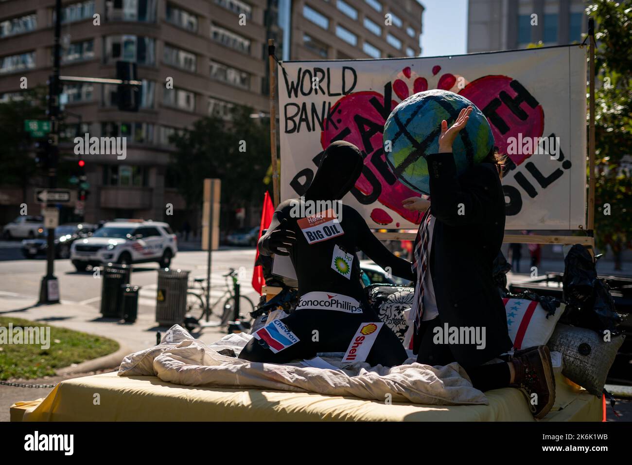 Washington, Stati Uniti. 14th Ott 2022. Due manifestanti agiscono nel modo in cui credono che le grandi compagnie petrolifere stiano trattando la Terra durante la manifestazione. I manifestanti si sono riuniti nel parco Edward R. Murrow e hanno fatto rumore con tamburi, corna, fischi e altri oggetti. All'evento c'erano musica, cibo e relatori. Coloro che hanno partecipato accumulati per frustrazione che i soldi non sono stati spesi per finanziare la transizione verso l'energia pulita. (Foto di Jordan Tovin/SOPA Images/Sipa USA) Credit: Sipa USA/Alamy Live News Foto Stock