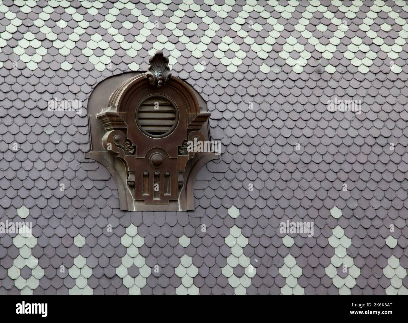 Soffitta sul tetto decorata con motivi in mattonelle bianche. Foto Stock