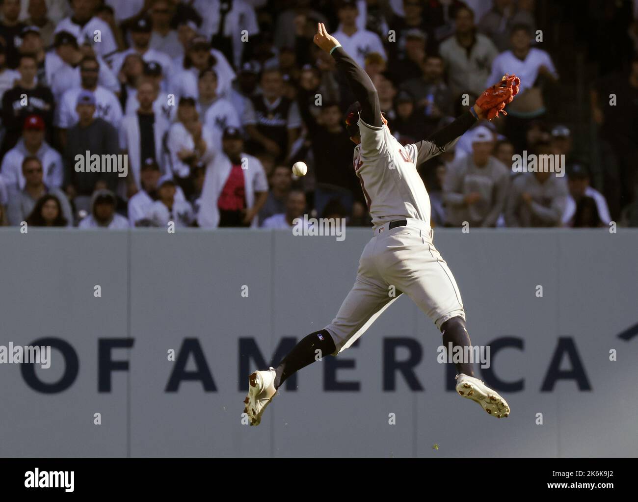 New York, Stati Uniti. 14th Ott 2022. I Cleveland Guardiani di destra Oscar Gonzalez salta in alto ma non può raggiungere un singolo da New York Yankees Isiah Kiner-Falefa nel sesto inning in un gioco di American League Division Series allo Yankee Stadium di New York City venerdì 14 ottobre 2022. Foto di John Angelillo/UPI Credit: UPI/Alamy Live News Foto Stock