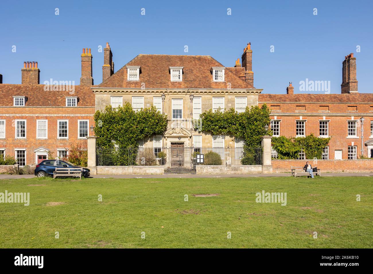 Salisbury Wiltshire, regno unito, 10, ottobre, 2022 il lato sud della Mompesson House che si affaccia su Choristers Green nella Cattedrale Chiudi Foto Stock