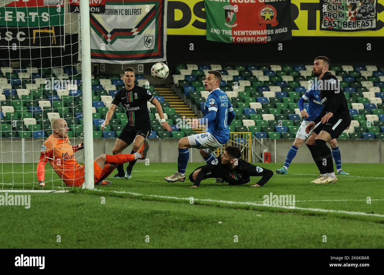 Windsor Park, Belfast, Irlanda del Nord, Regno Unito. 14 Ott 2022. Danske Bank Premiership – Linfield / Glentoran. Azione dal gioco di stasera al Windsor Park (Linfield in blu). Save - il guardiano glentorano Aaron McClarey nega Kyle McClean.. Credit: CAZIMB/Alamy Live News. Foto Stock