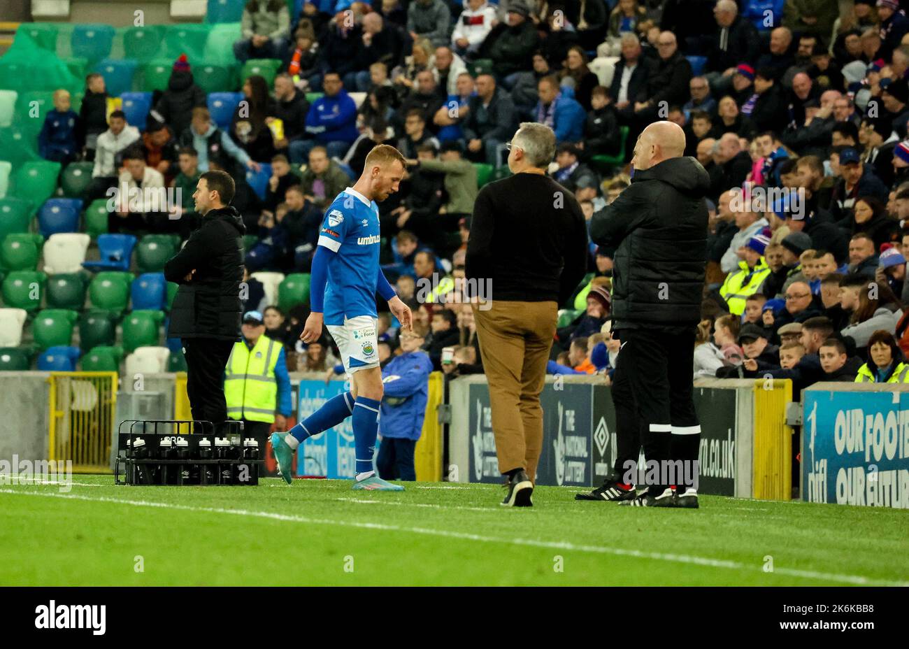 Windsor Park, Belfast, Irlanda del Nord, Regno Unito. 14 Ott 2022. Danske Bank Premiership – Linfield / Glentoran. Azione dal gioco di stasera al Windsor Park (Linfield in blu). Il difensore di Linfield Michael Newberry viene inviato nel primo tempo. Credit: CAZIMB/Alamy Live News. Foto Stock