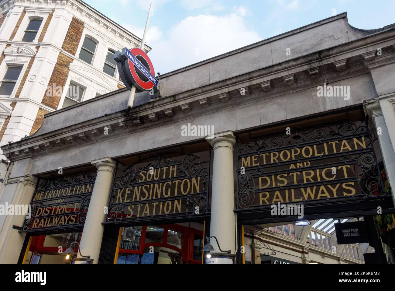 South Kensington metropolitana, stazione della metropolitana segno Londra Inghilterra Regno Unito Regno Unito Foto Stock