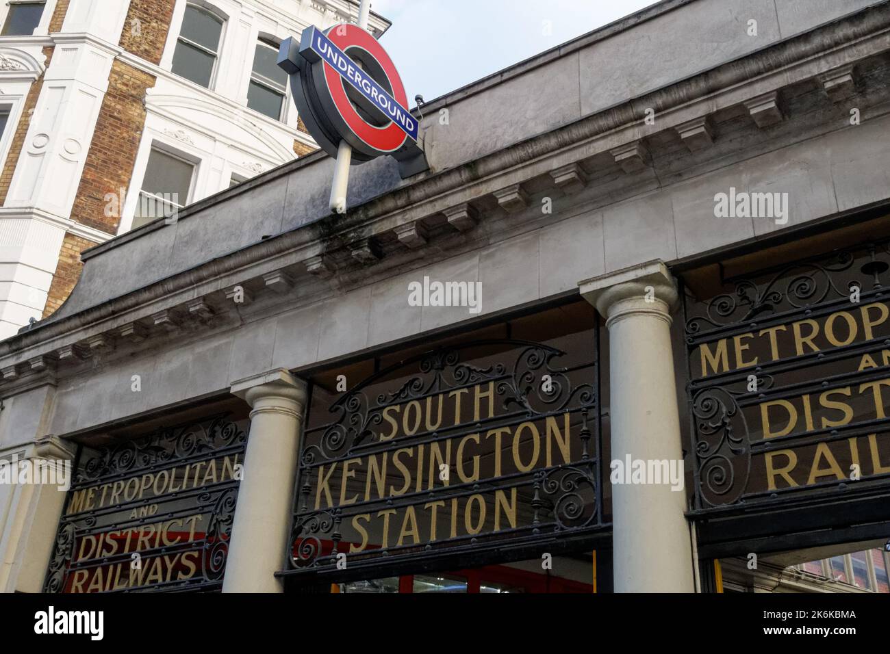 South Kensington metropolitana, stazione della metropolitana segno Londra Inghilterra Regno Unito Regno Unito Foto Stock
