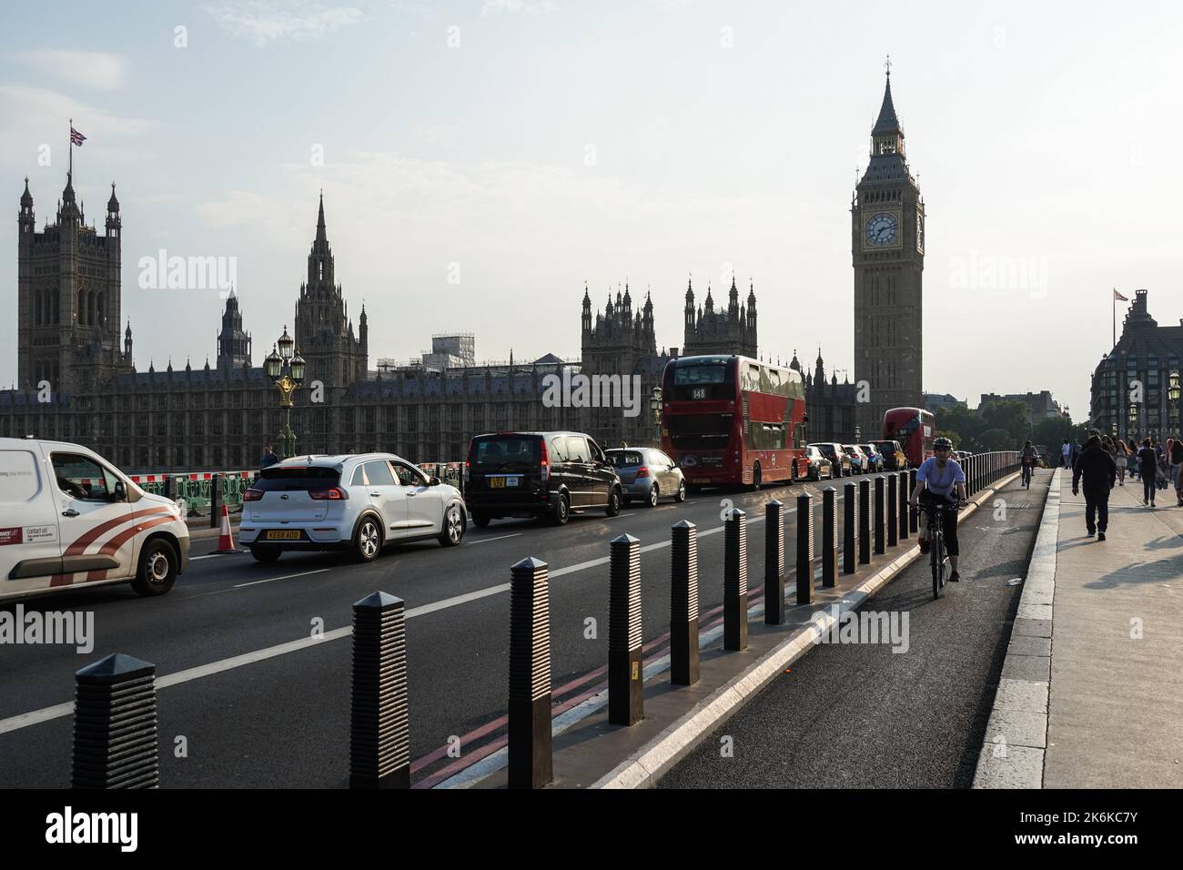 Una pista ciclabile su Westminster Bridge, Londra Inghilterra Regno Unito Foto Stock