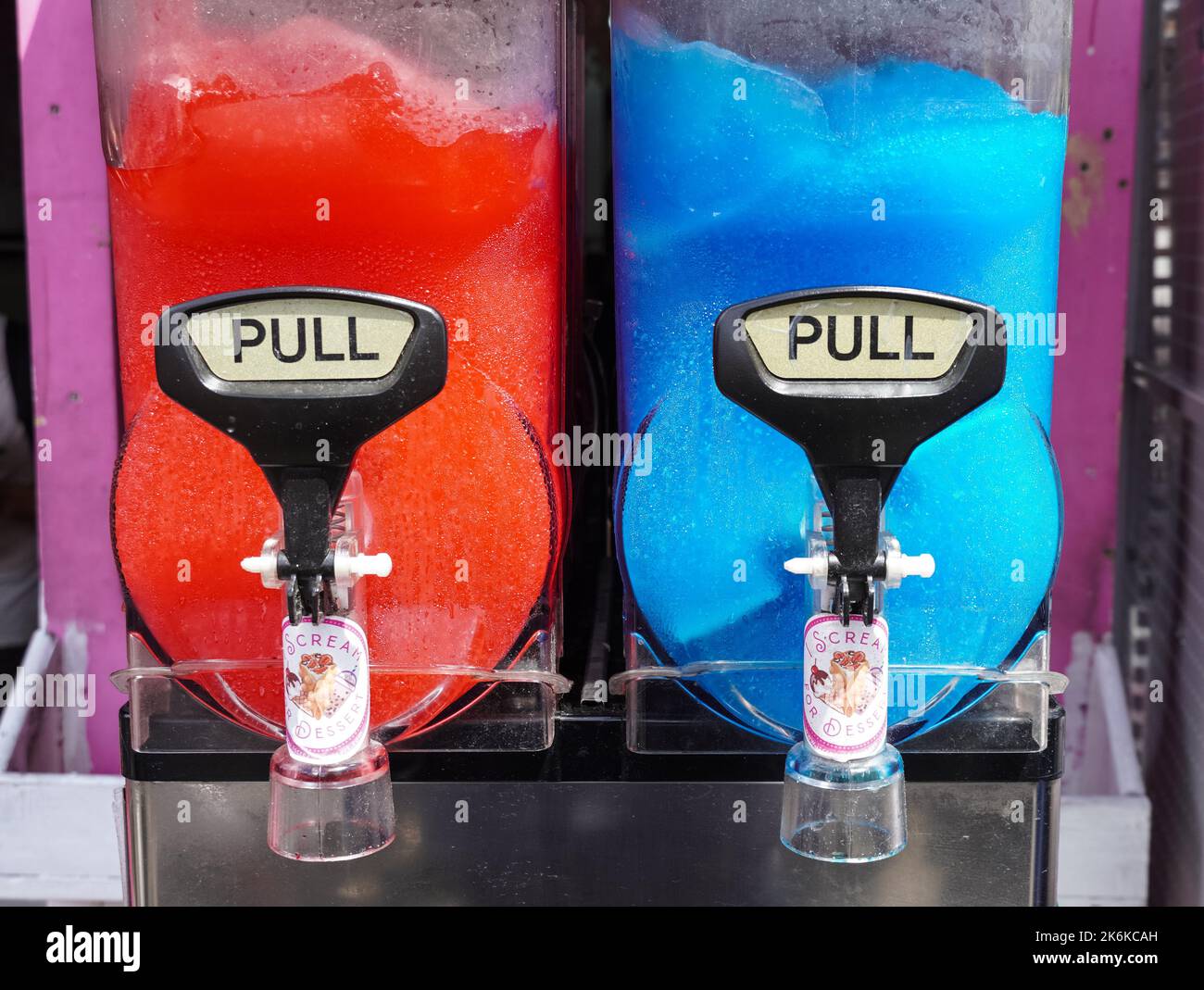 Macchina per sgranatura con bevande ghiacciate di colore rosso e blu Foto Stock