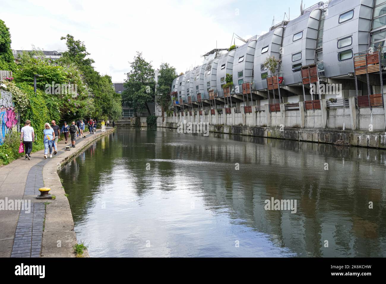 Grand Union Walk Housing presso il Regents Canal a Camden Town, Londra Inghilterra Regno Unito Regno Unito Foto Stock