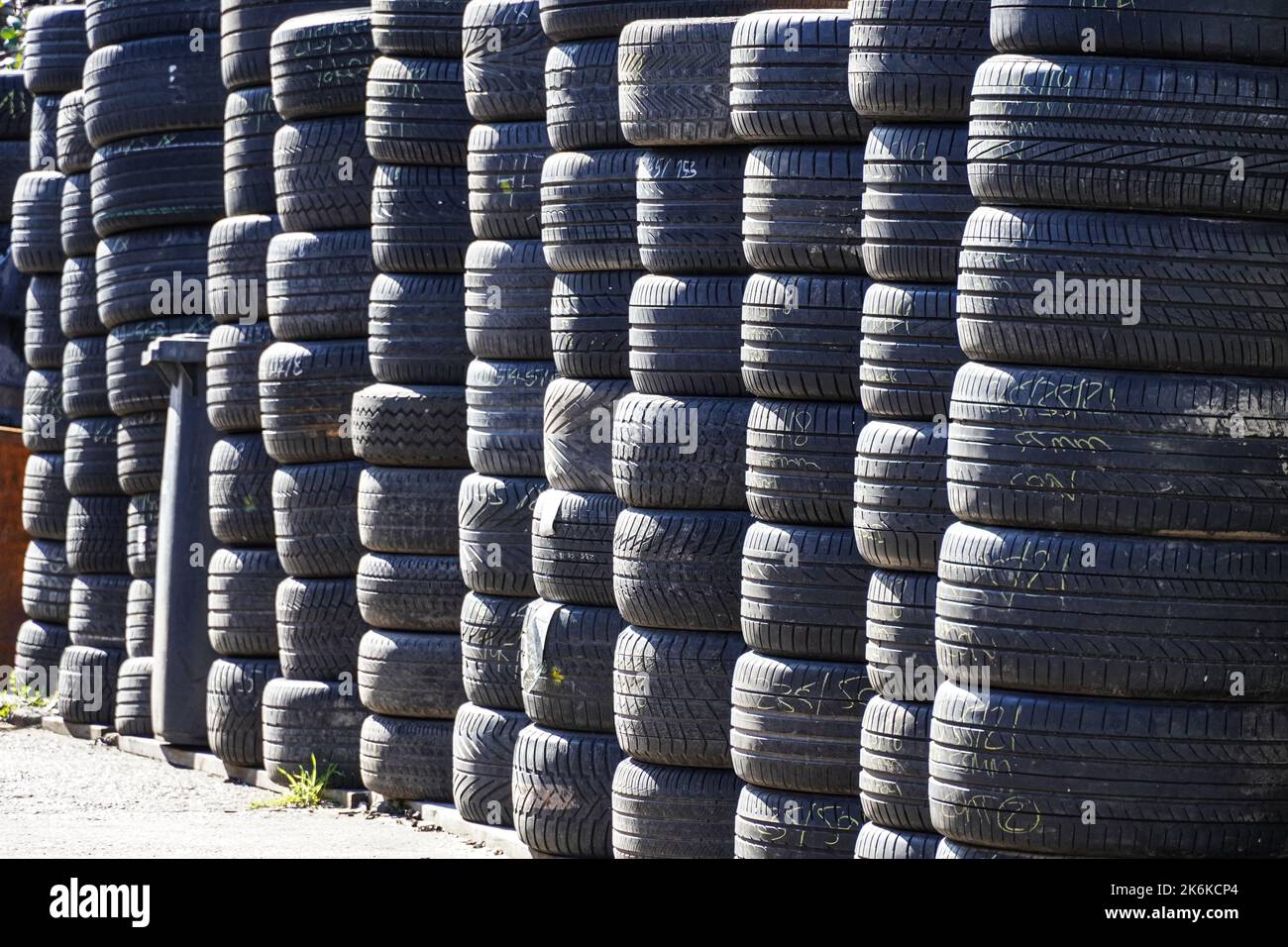 Pneumatici parzialmente usurati per auto, pneumatici usati in vendita Foto Stock