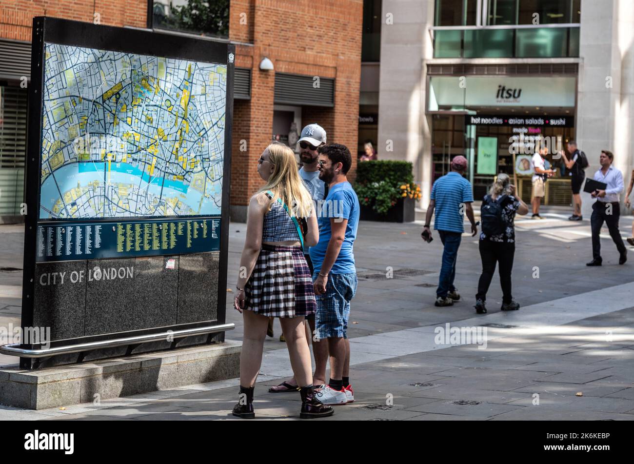 I turisti che guardano Una Street Map vicino a St. Pauls London Regno Unito Foto Stock