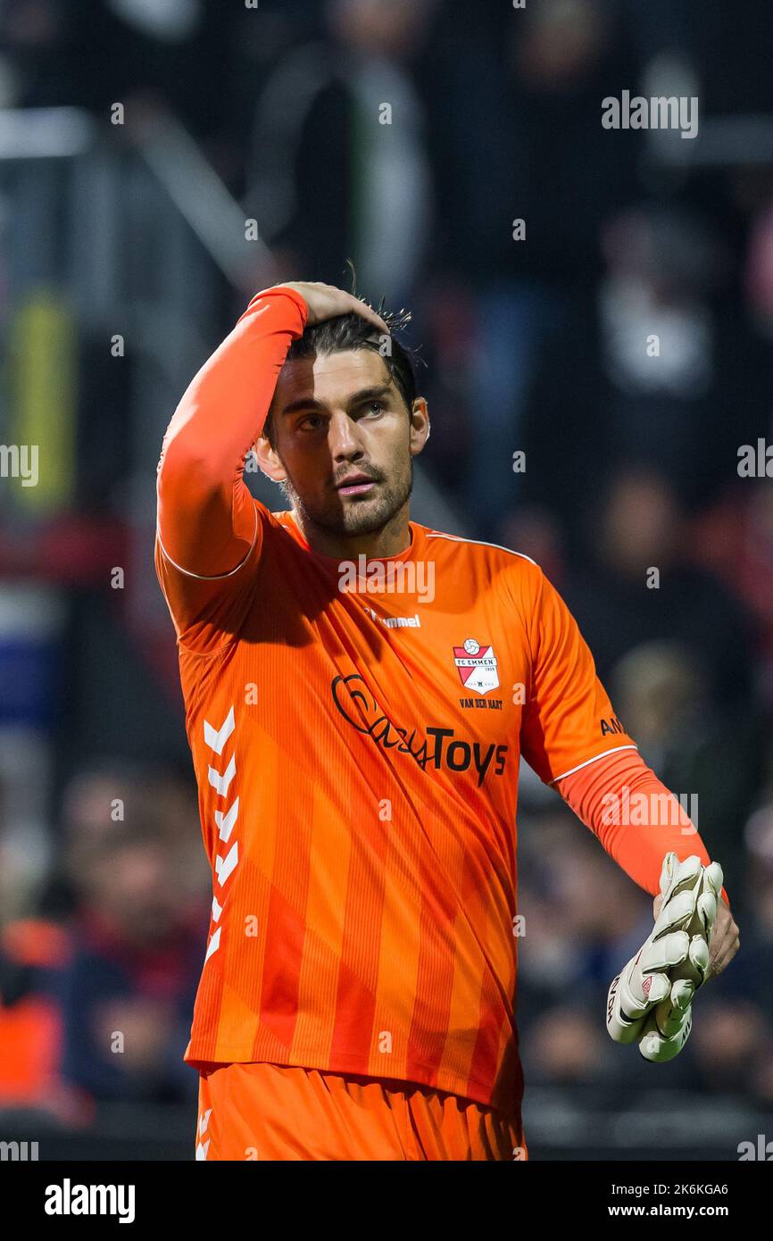 EMMEN - portiere del FC Emmen Mickey van der Hart durante la partita olandese di Eredivie tra il FC Emmen e il FC Volendam a De Oude Meerdijk il 14 ottobre 2022 a Emmen, Paesi Bassi. ANP COR LASKER Credit: ANP/Alamy Live News Foto Stock