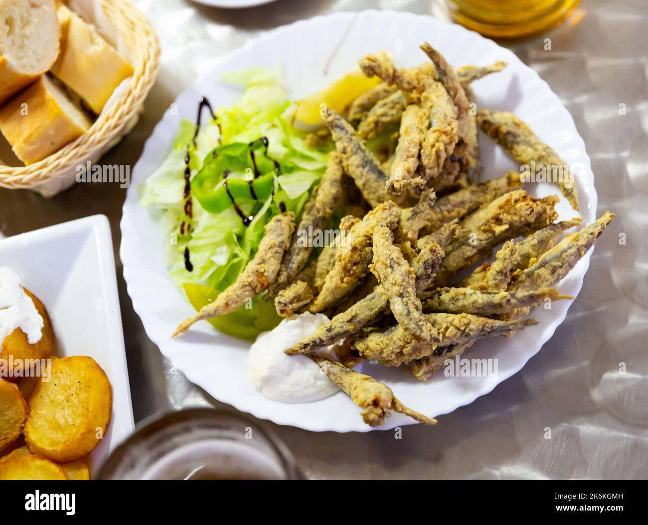 Boquerones fritos, acciughe fritte con salsa Foto Stock