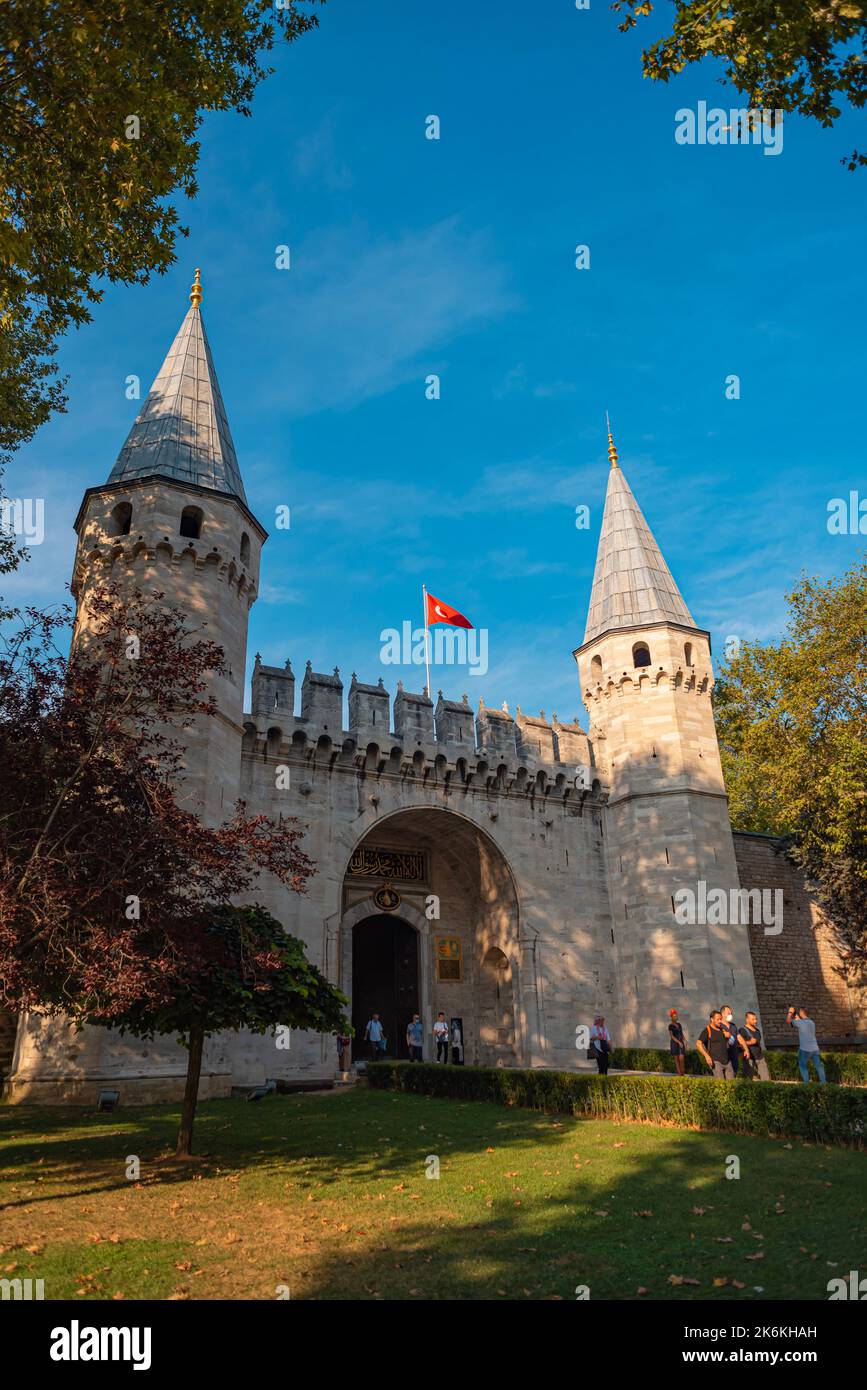 istanbul, Turchia - Agosto 11 2021 : la gente sta visitando la porta della felicita' nel Palazzo Topkapi questa attrazione turistica popolare in Turchia. Foto Stock