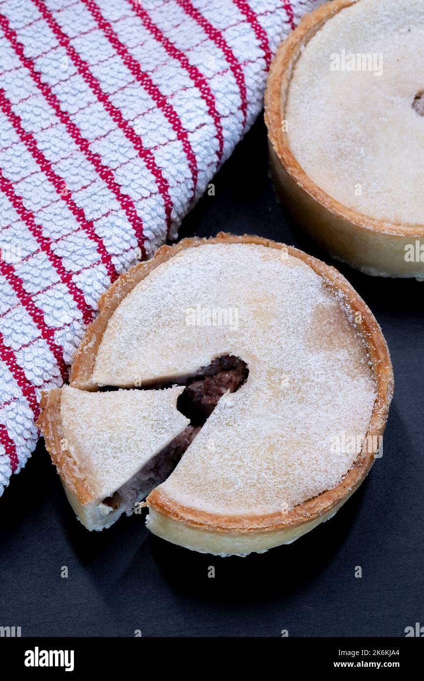 Due crostini o torte di carne in pasta sfoglia rotonda appena fuori dal forno e pronti per mangiare. Foto Stock