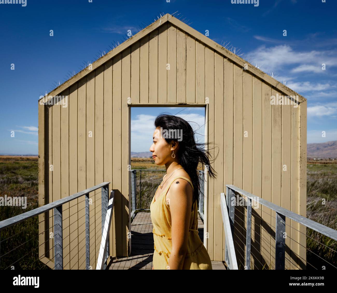 Lifestyle | Ritratto di una giovane donna in una porta alla natura Foto Stock