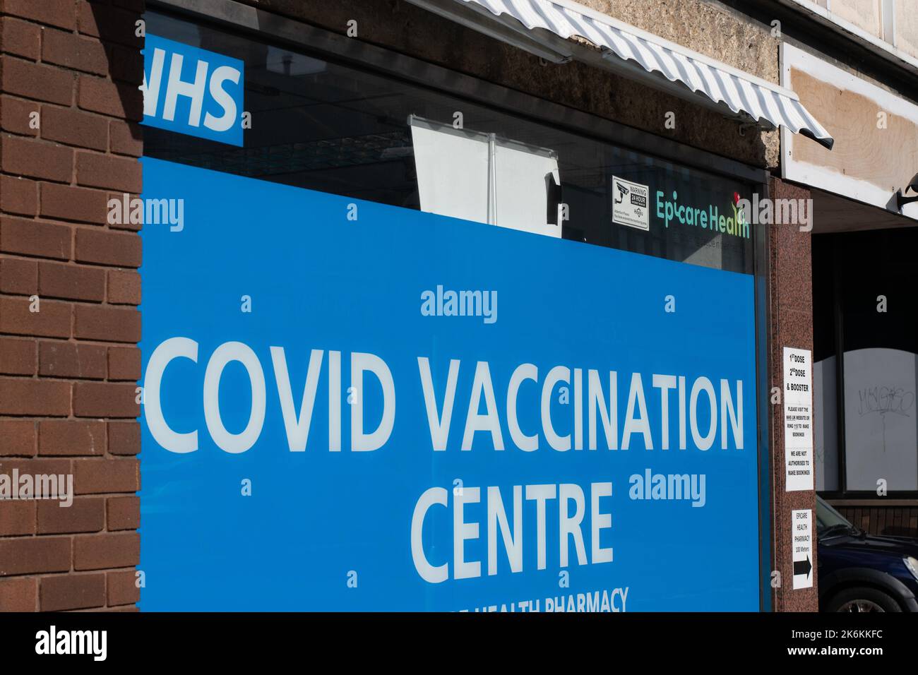 Covid Covid-19 vaccination center vacciners booster in Swindon UK Foto Stock