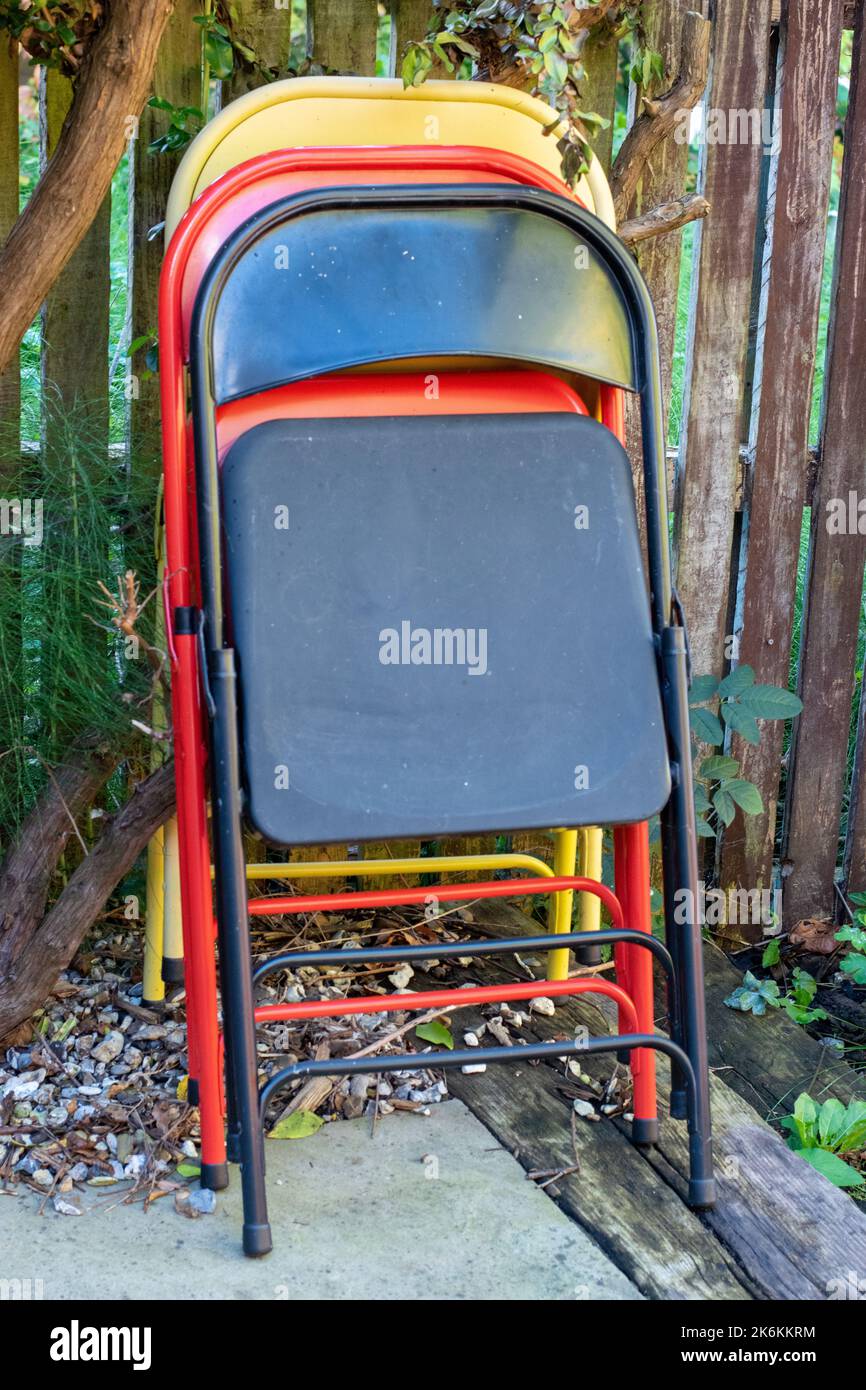 Mobili da giardino sedie da giardino in giardino suburbano ripiegato immagazzinato a fine estate in preparazione per l'autunno / autunno e inverno Foto Stock