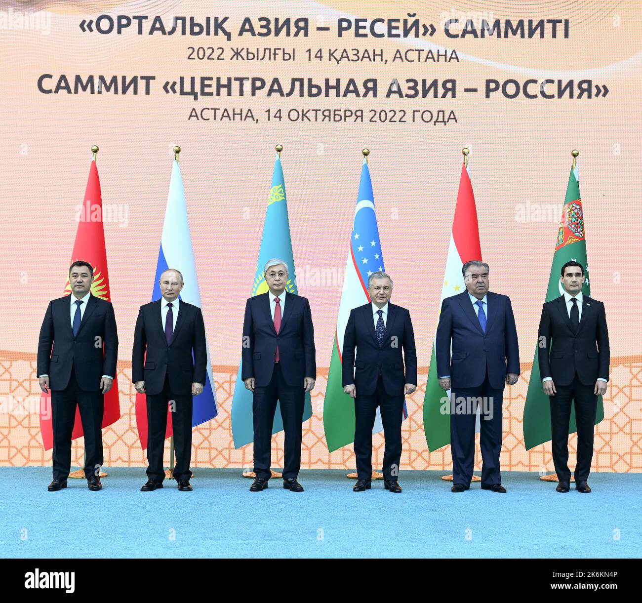 Astana, Kazakistan. 14th Ott 2022. Da sinistra a destra: Il presidente kirghiso Sadir Japarov, il presidente russo Vladimir Putin, il presidente kazako Kassym-Jomart Tokayev, il presidente uzbeko Mirziyoev, il presidente tagico Emomali Rakhmon e il presidente turkmeno Serdar Berdimuhamedow hanno posa per una foto di gruppo durante il vertice Russia-Asia centrale , ottobre 14,2022, ad Astana, Kazakhstan, il 14 ottobre 2022. Il presidente Vladimir Putin ha detto ai media, dopo la riunione del vertice del Commonwealth of the Independent States (CIS) di venerdì, che la Russia non ha intenzione di espandere la mobilitazione militare e avverte che un cla diretto Foto Stock