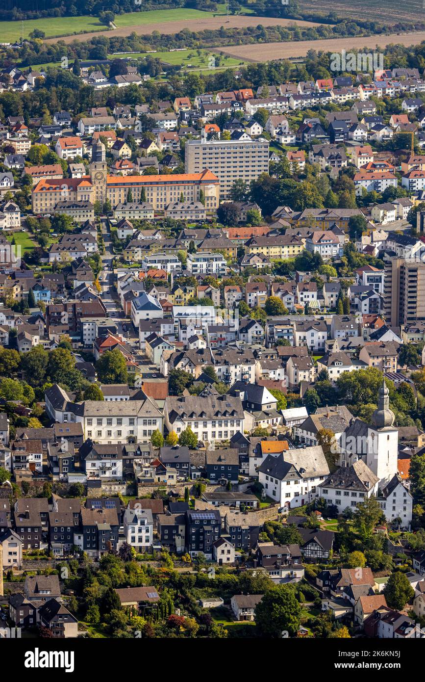 Vista aerea, il campanile e la cappella della città cattolica di San Georg, città vecchia, sullo sfondo con tetto rosso il governo del distretto Arnsberg, Arnsberg, Saue Foto Stock