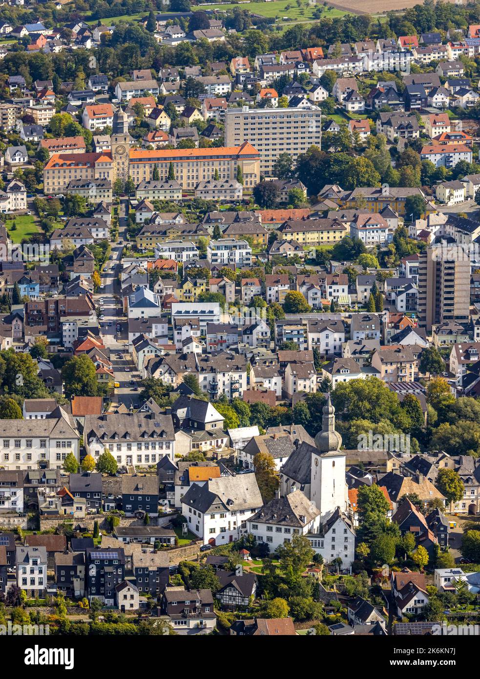 Vista aerea, il campanile e la cappella della città cattolica di San Georg, città vecchia, sullo sfondo con tetto rosso il governo del distretto Arnsberg, Arnsberg, Saue Foto Stock
