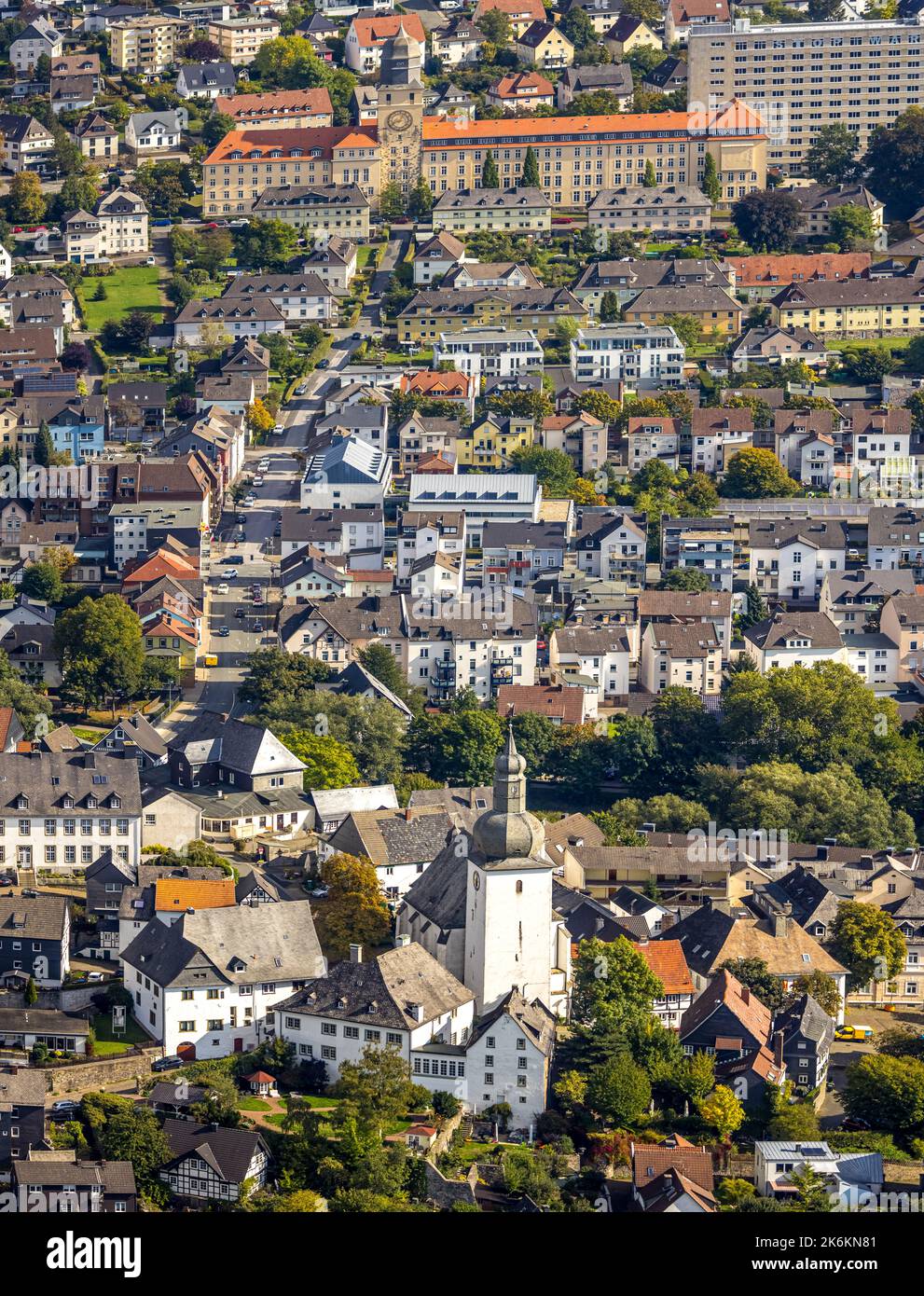 Vista aerea, il campanile e la cappella della città cattolica di San Georg, città vecchia, sullo sfondo con tetto rosso il governo del distretto Arnsberg, Arnsberg, Saue Foto Stock