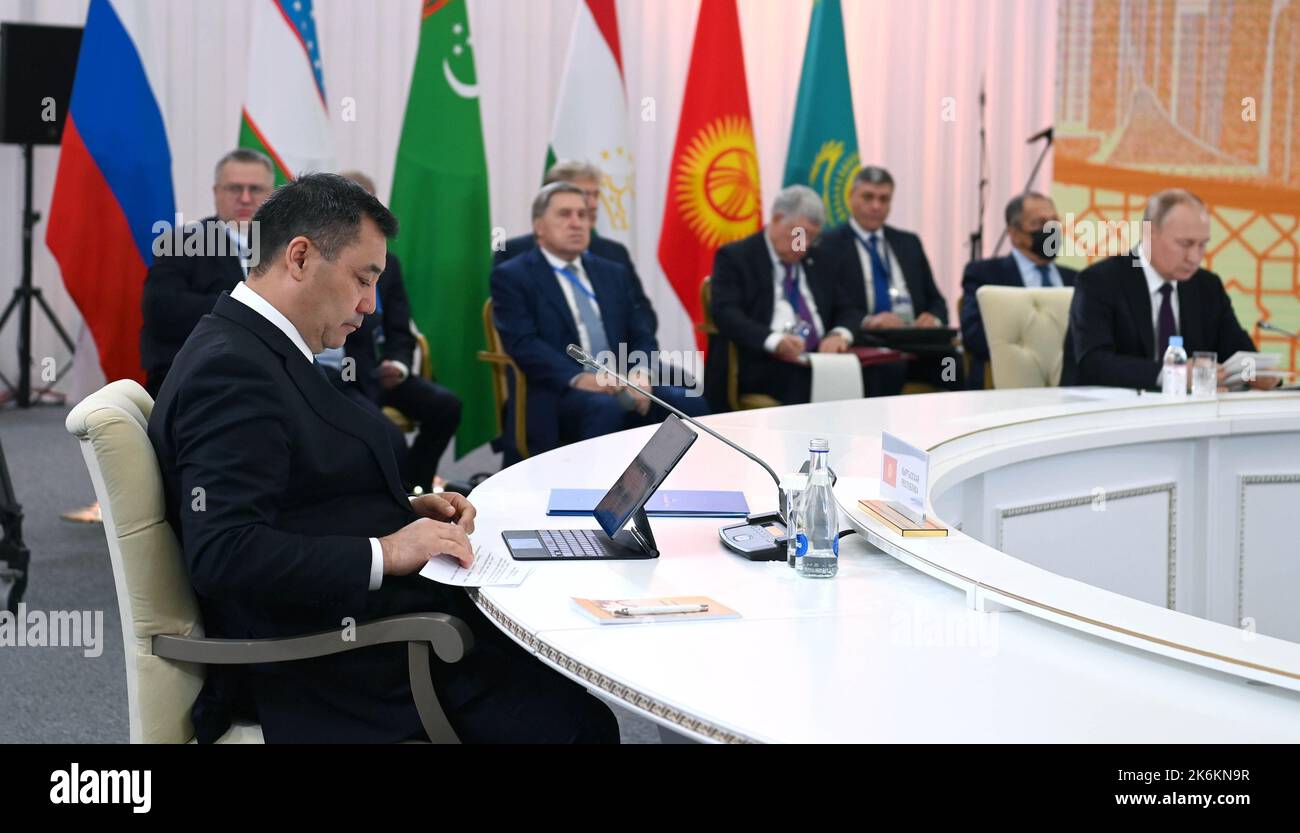 Astana, Kazakistan. 14th Ott 2022. Il Presidente del Turkmenistan Serdar Berdimuhamedow (L) e il Presidente russo Vladimir Putin (R) partecipano al Vertice Russia-Asia centrale , ottobre 14,2022, ad Astana, Kazakistan, il 14 ottobre 2022. Il presidente Vladimir Putin ha detto ai media, dopo la riunione del vertice del Commonwealth of the Independent States (CIS) di venerdì, che la Russia non ha intenzione di espandere la mobilitazione militare e avverte che uno scontro diretto con la NATO avrebbe portato a una "catastrofe globale”. Foto del Presidente del Kazakhstan Ufficio Stampa/UPI Credit: UPI/Alamy Live News Foto Stock