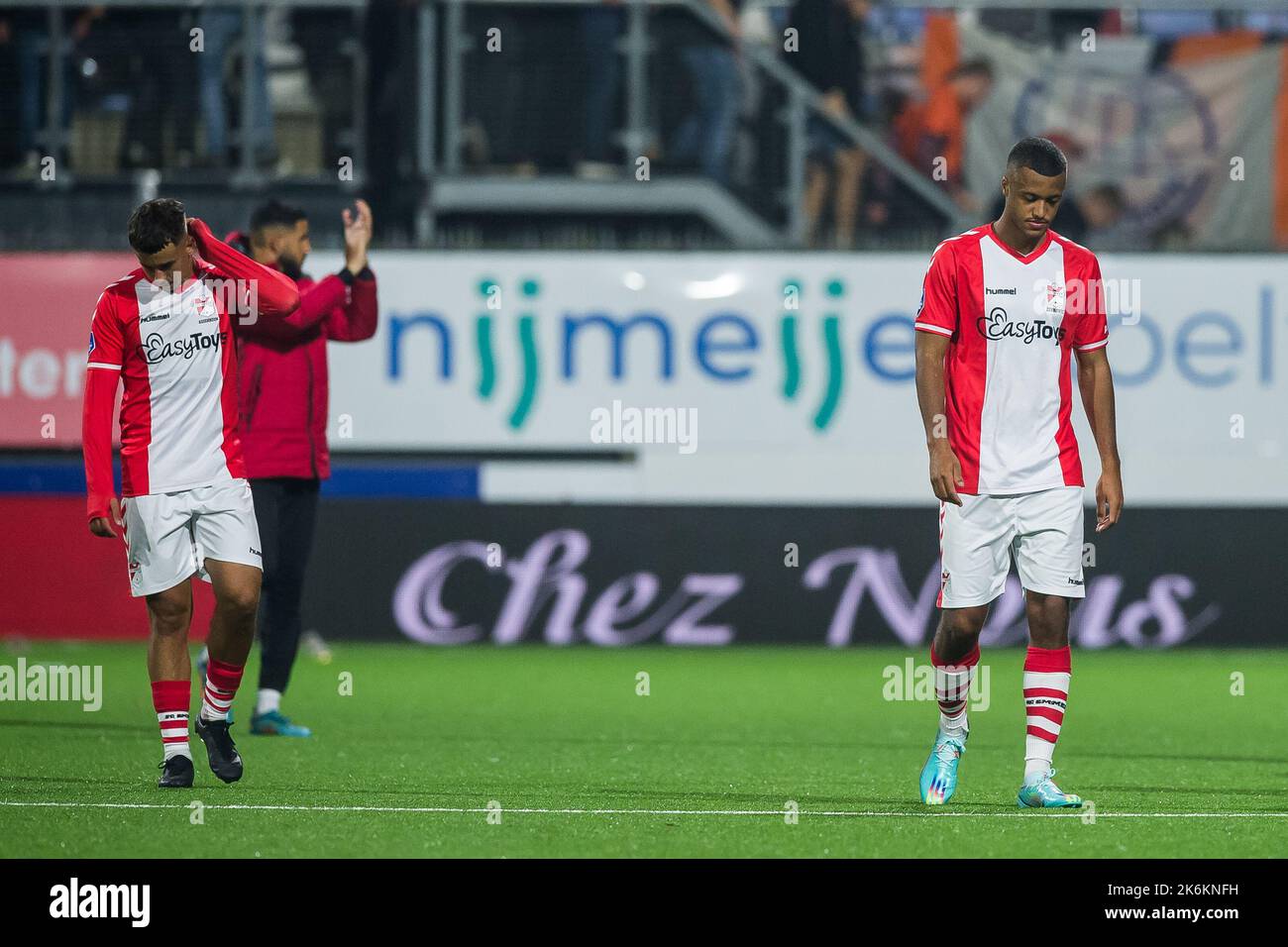 EMMEN - delusione a Jasin-Amin Assehnoun del FC Emmen e Richairo Zivkovic del FC Emmen durante la partita olandese di Eredivie tra il FC Emmen e il FC Volendam a De Oude Meerdijk il 14 ottobre 2022 a Emmen, Paesi Bassi. ANP COR LASKER Credit: ANP/Alamy Live News Foto Stock