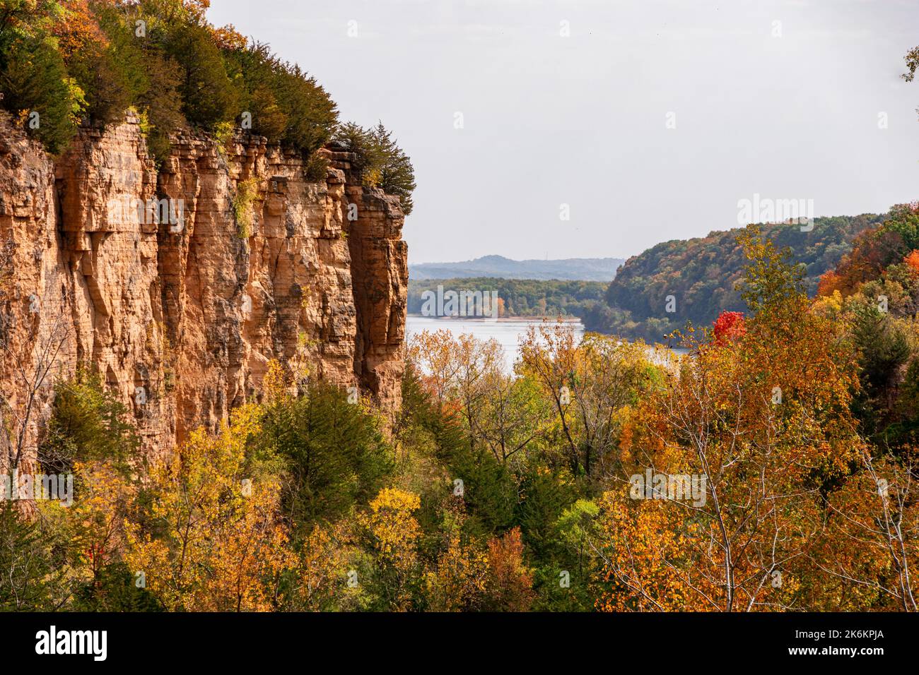 Vista sul fiume Mississippi dall'Horseshoe Bluff Lookout di Dubuque, Iowa, durante la stagione autunnale. Foto Stock